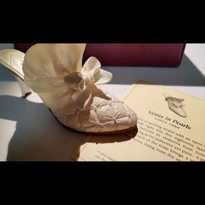 NEW IN BOX Just the Right Shoe “Venus in Pearls”